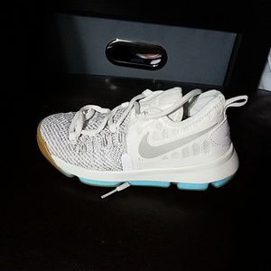 Kids basketball shoes